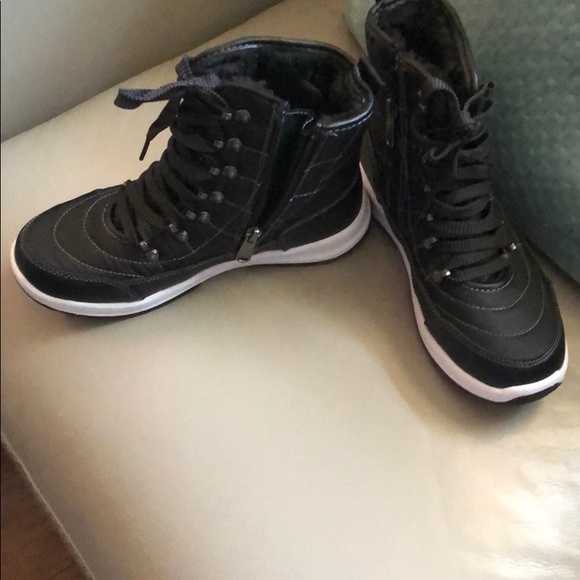 Winter boots or cold weather boots. - Picture 3 of 4